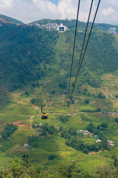 Teleférico cavalgando sobre a paisagem da montanha. Aventuras de viagem volta — Fotografia de Stock