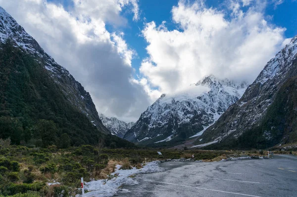 Schneebedeckte Berge im Fiorland-Nationalpark in Neuseeland — Stockfoto