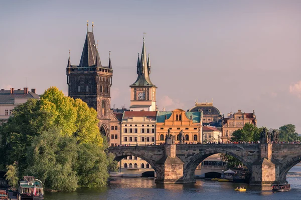 Prager Wahrzeichen Brückenturm und Karlsbrücke zur goldenen Stunde — Stockfoto