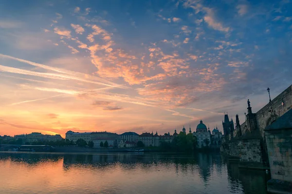 Пражский городской пейзаж с исторической архитектурой на рассвете — стоковое фото