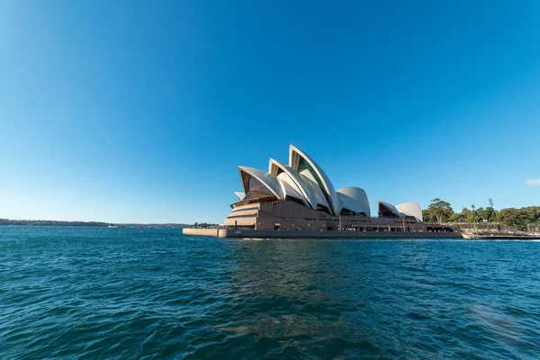 悉尼海港，阳光明媚时设有悉尼歌剧院 — 图库照片