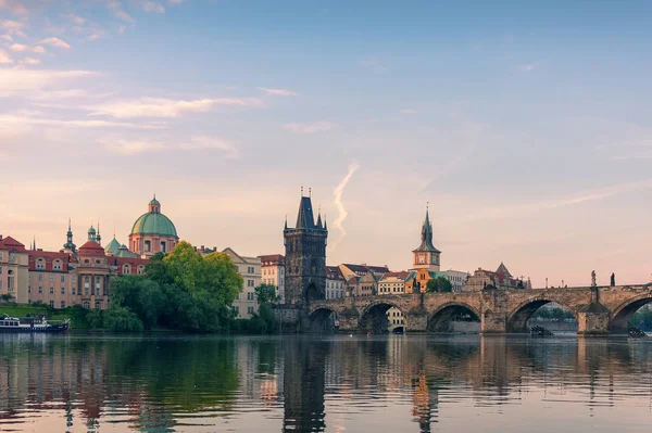 Старый город Праги с Карловым мостом на рассвете — стоковое фото