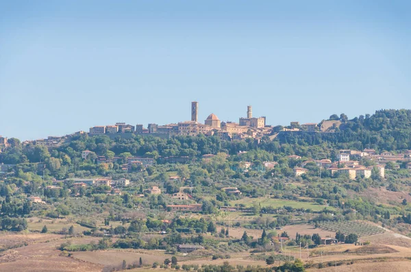 Picturesque Italian landscape with typical Medieval town with to — Stock Photo, Image