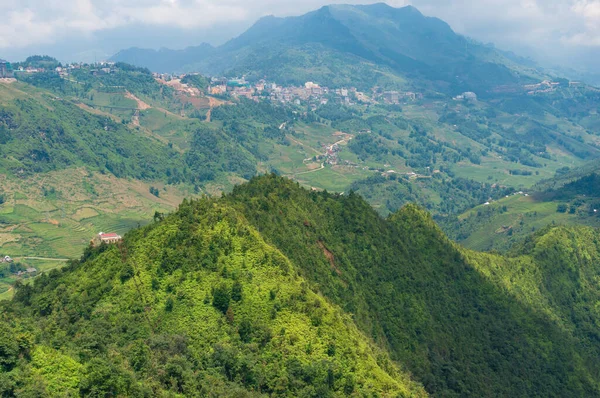 Panoramatický pohled z horského údolí ve Vietnamu — Stock fotografie