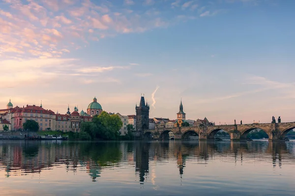 Oude Praagse stadsgezicht met Karelsbrug bij zonsopgang — Stockfoto