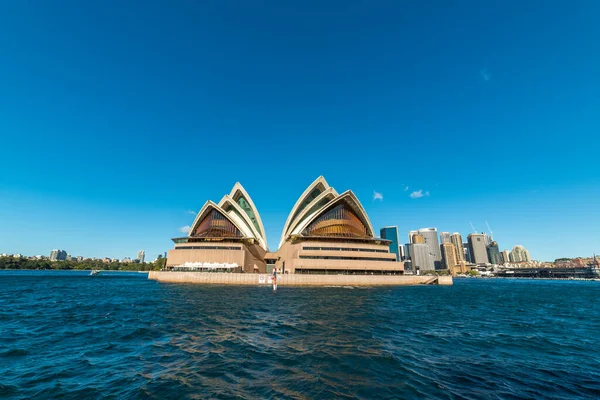 阳光普照的悉尼歌剧院和悉尼Cbd的圆形码头 — 图库照片