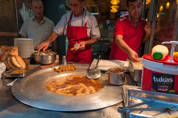 Male chefs deep frying food on Istiklal street in Istanbul — ストック写真
