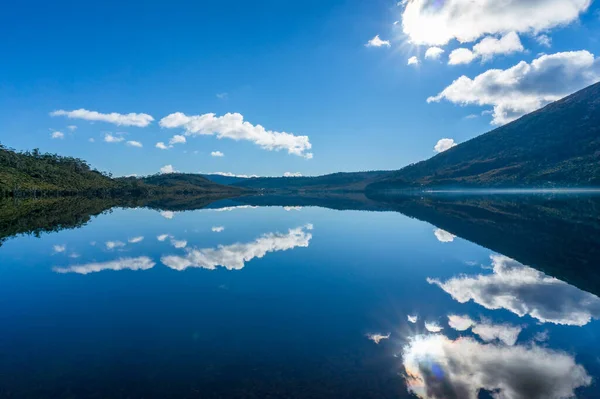 Beautiful landscape of mountain range reflection in the water — Stock Photo, Image