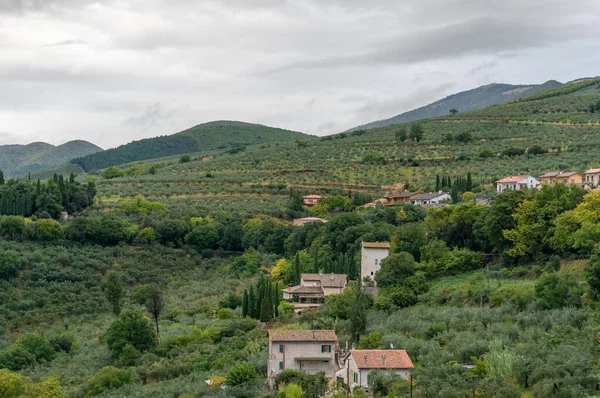 Paisaje rural italiano con casas residenciales y farmla —  Fotos de Stock