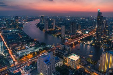 Bangkok ve Chao üzerindeki destansı günbatımı manzarası 