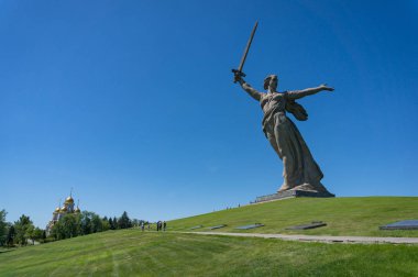 Anavatan, anıt kompleksi Mamayev Kurga 'nın tepesinde heykeli çağırıyor