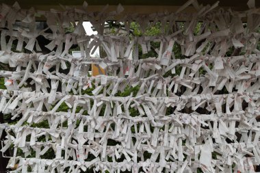 Kağıtlar düğümlenmiş dualar ile