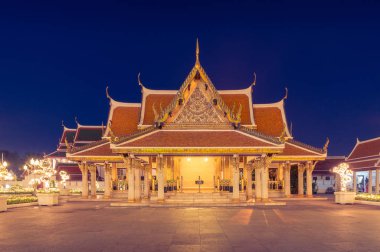 Geceleri Bangkok mimarisi. Metal Sarayı 'ndaki salon binası.