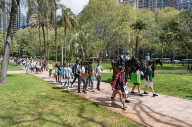 Küresel iklim değişikliğine giden okul çocukları.