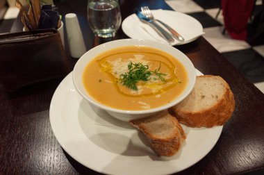 Kızarmış ekmek, ekşi krema ve dereotuyla servis edilen kabak çorbası.