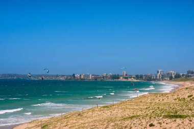 Renkli uçurtma sörfçüleriyle panoramik plaj paraşütleri