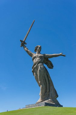 Anavatan, anıt kompleksi Mamayev Kurga 'nın tepesinde heykeli çağırıyor