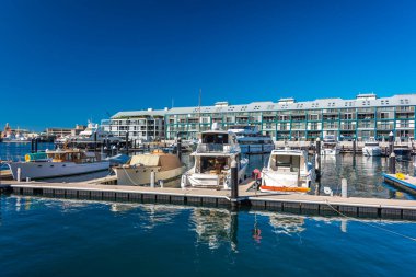 S 'deki tarihi Woolloomooloo rıhtımına demirlemiş yatlar ve tekneler.