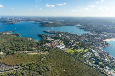 Manly 'nin banliyösü, plajları ve parkları olan Sydney' nin hava manzarası. 