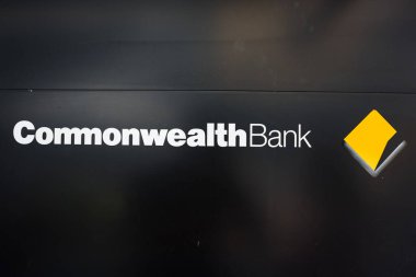 Commonwealth Bankası siyah arkaplanda şube işareti