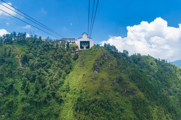 Kabelbaan station op de top van de berg heuvel — Stockfoto