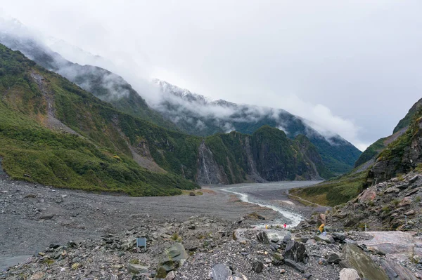 低雲とフォックス氷河の谷の風景 — ストック写真