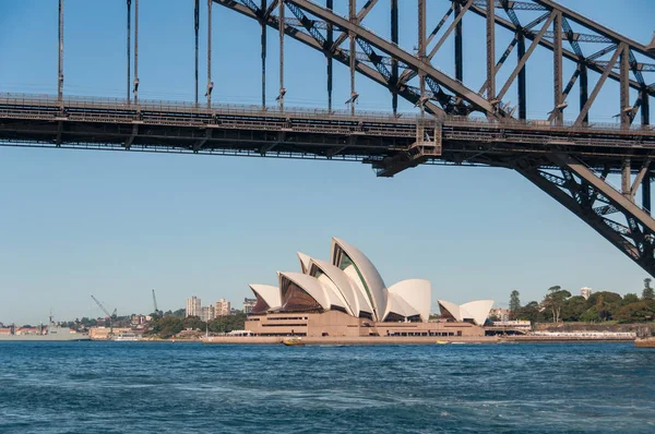 Opéra de Sydney avec Sydney Harbour Bridge par une journée ensoleillée — Photo