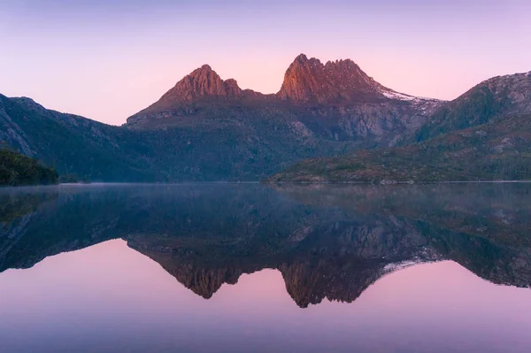 Cradle Mountain reflected in lake Dove at sunrise — 스톡 사진