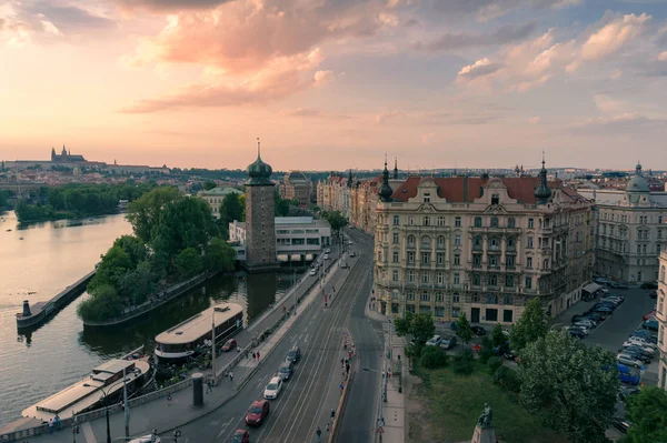 Madarak kilátás történelmi Prága központjában a prágai vár t — Stock Fotó