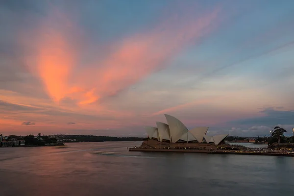 Sydney Opera House ao pôr do sol com céu pitoresco no backgro — Fotografia de Stock