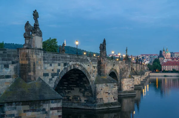 Karlsbrücke mit Steinskulpturen und Straßenlaternen — Stockfoto
