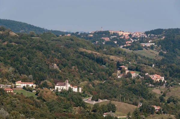 Podwyższony widok z lotu ptaka włoskiej wsi ze starymi miastami i v — Zdjęcie stockowe