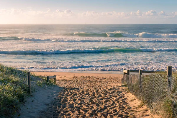 Entrada a la playa con hermosas olas al amanecer — Foto de Stock