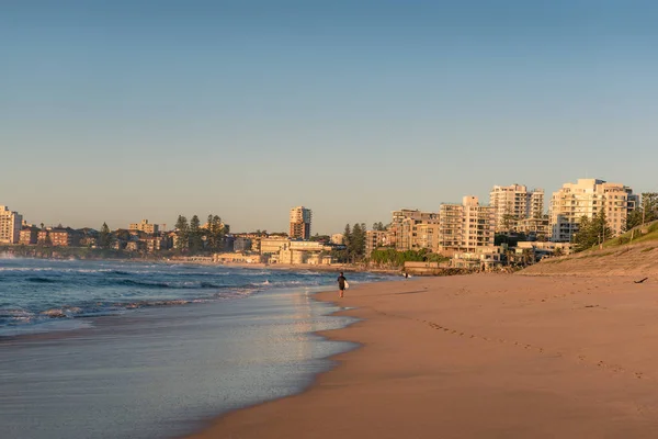 Praia urbana arenosa com propriedade à beira-mar e pessoas no dist — Fotografia de Stock