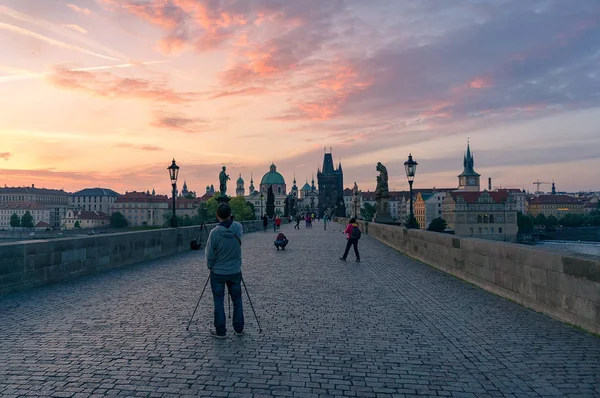 Fotografen machen Fotos von der Karlsbrücke bei Sonnenaufgang — Stockfoto