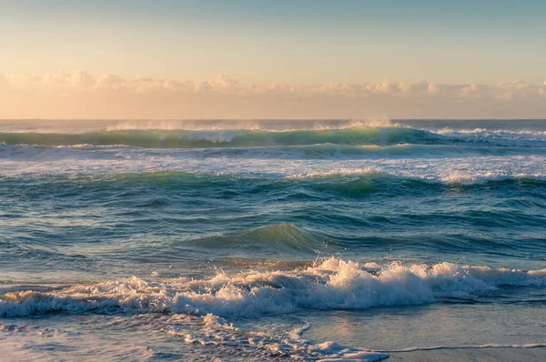 Oceano paisagem marinha com belas ondas iluminadas pelo sol ao nascer do sol — Fotografia de Stock