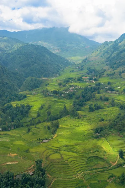 アジアの棚田の美しい山の谷の風景 — ストック写真