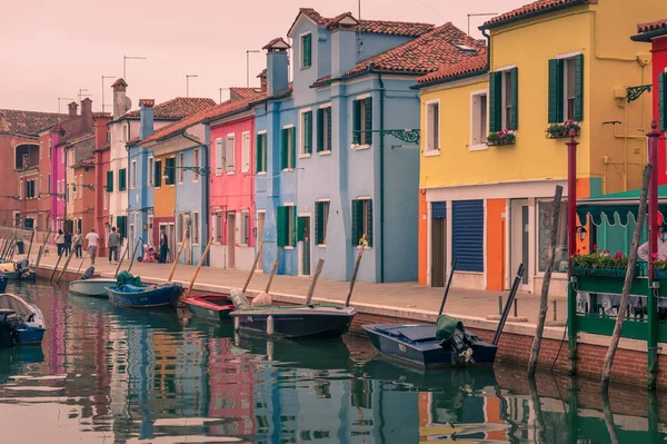 Case colorate lungo il canale dell'acqua nell'isola di Burano in Italia — Foto Stock