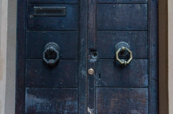 Fermeture des portes en bois lourdes fermées avec poignée de porte octogonale — Photo