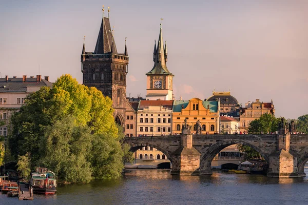 Prag historische Wahrzeichen der Karlsbrücke und des Brückenturms — Stockfoto