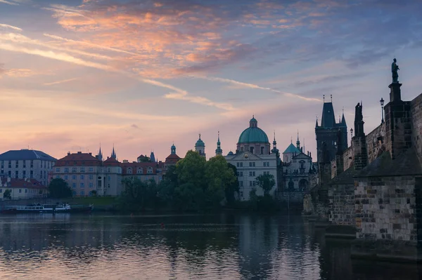 Történelmi Prága városkép gyönyörű napfelkelte ég felett — Stock Fotó