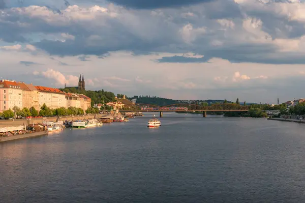 Praag stadsgezicht met cruiseboot op Vltava rivier — Stockfoto