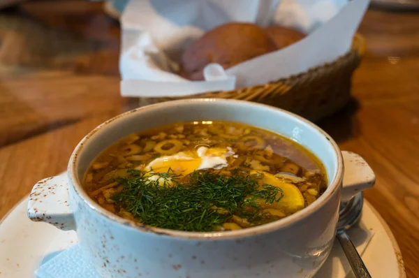 Sopa de borscht ou borsht em uma tigela rústica com creme azedo e endro — Fotografia de Stock