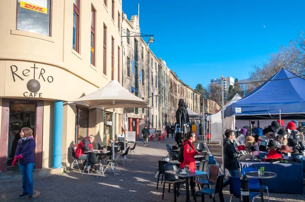 View of Hobart street with cafe and sight of popular Salamanca m — Stock Photo, Image