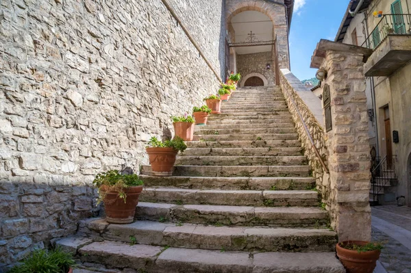 İtalya 'daki eski Avrupa kilisesinin ön merdivenleri. — Stok fotoğraf