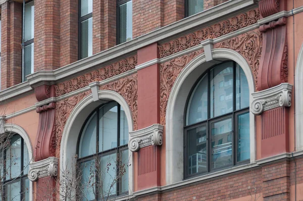 Victorian style architecture with bas-relief wall decoration — Stock Image Victorian style architecture with bas-relief wall decoration Stock Photo