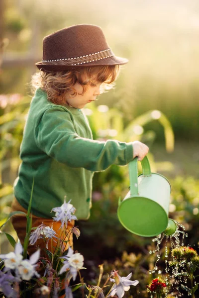 Lindo jardinero con la regadera — Foto de Stock