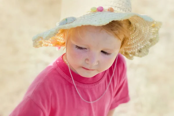 Κοριτσάκι με ένα sraw στην παραλία — Φωτογραφία Αρχείου