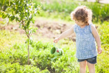  Bahçede sulama olabilir küçük kızla