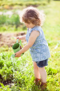  Bahçede sulama olabilir küçük kızla